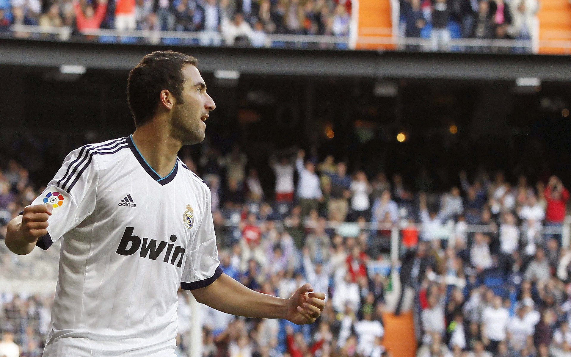 高空走扁带城市挑战赛 玻璃幕墙间“空中散步”惊险刺激